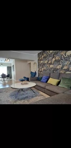 Apartament cu 3 camere semidecomandat, mobilat în Victoriei