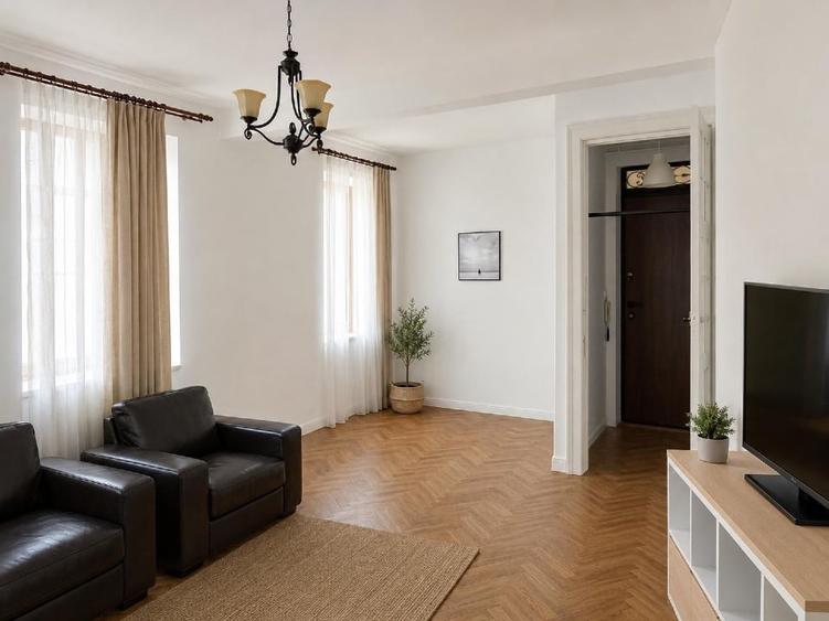 Apartament cu 5 camere semidecomandat în Universitate