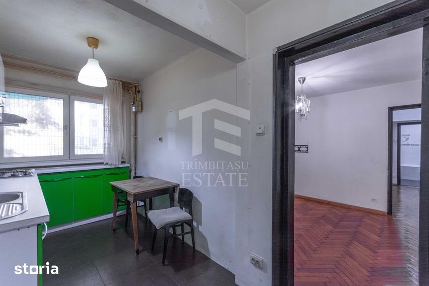 Apartament cu 3 camere semidecomandat în Moșilor