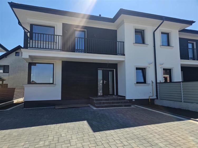 Duplex cu 4 camere cu Canalizare în Ipotești
