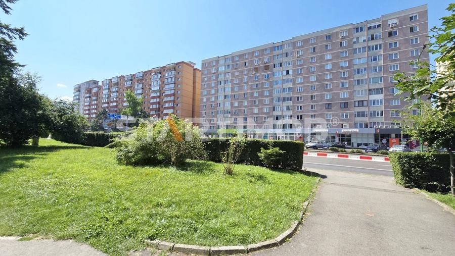 Apartament cu 3 camere decomandat în Calea București