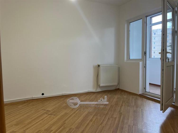 Apartament cu 3 camere decomandat în Nicolina