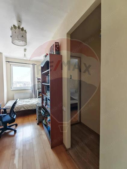 Apartament cu 3 camere decomandat, mobilat în Bartolomeu