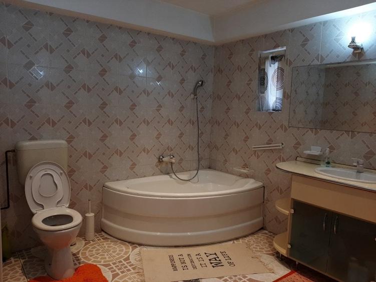 Casă cu 4 camere cu Garaj în Bușteni