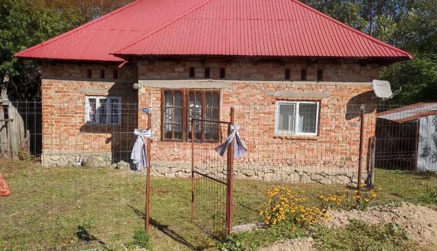 Casă cu 3 camere în Pietreni