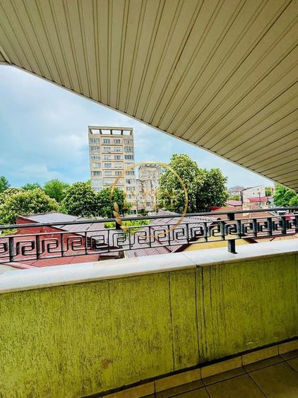 Apartament cu 4 camere decomandat în Trocadero