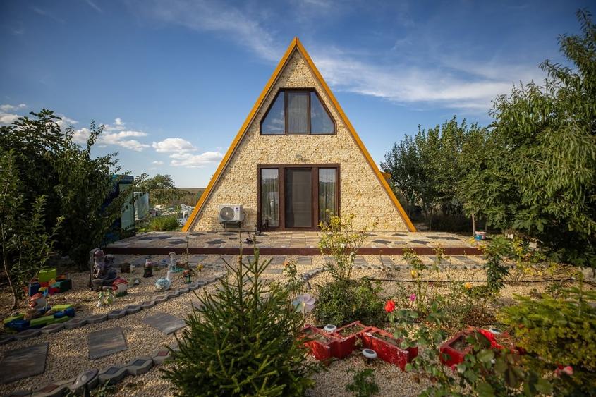 Casă individuală cu 2 camere cu Garaj în Exterior Est
