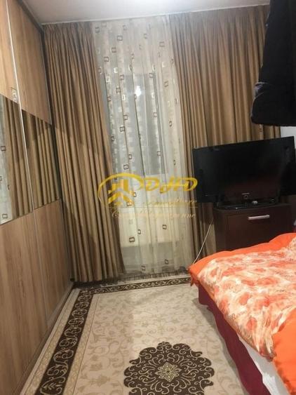 Apartament cu 3 camere semidecomandat în Podu Roș