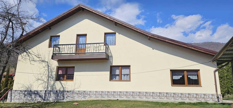 Casă cu 4 camere cu Teren 2300 Mp în Central