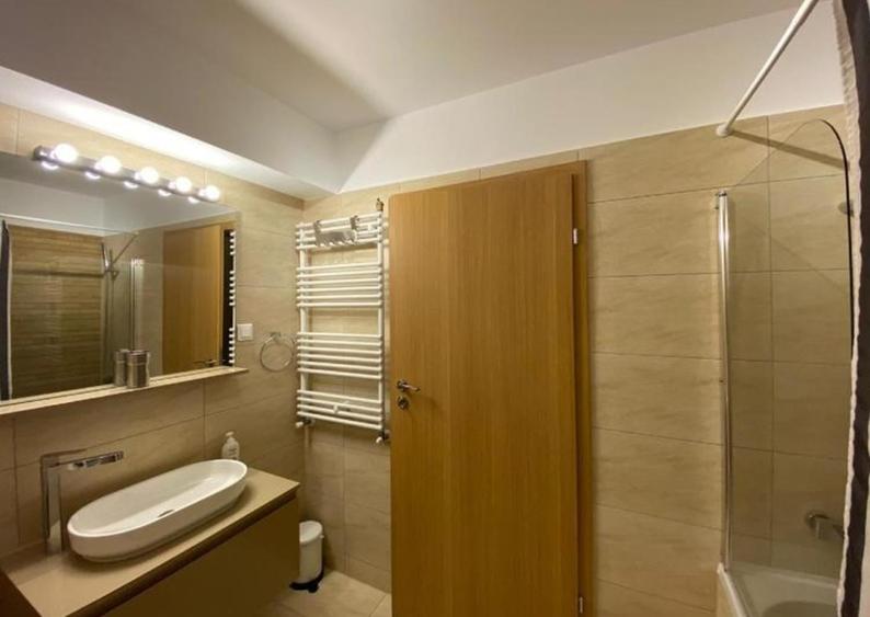 Apartament cu 2 camere decomandat în P-ța Victoriei