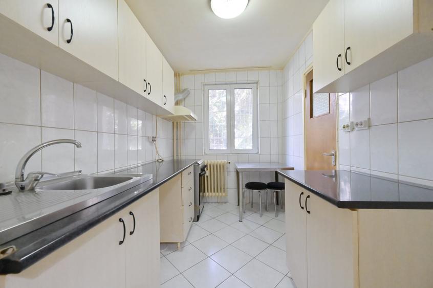 Apartament cu 3 camere semidecomandat în 1 Decembrie 1918
