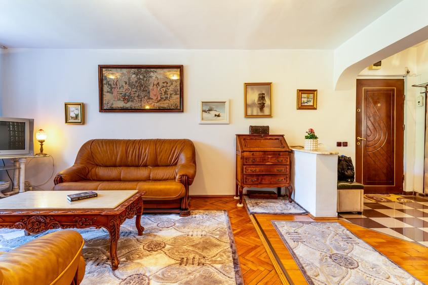Apartament cu 3 camere semidecomandat, mobilat în Plopilor
