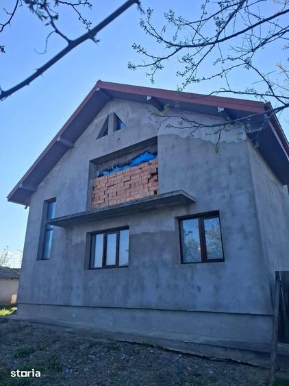 Casă cu 7 camere cu Teren 1118 Mp în Central