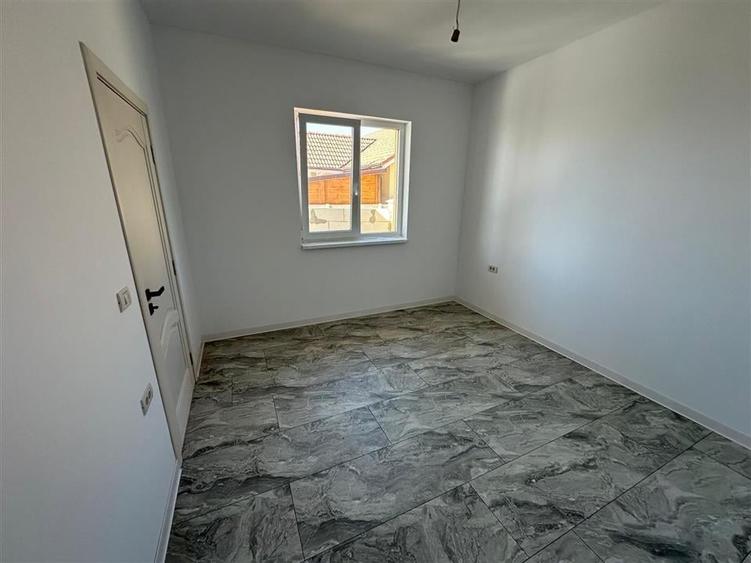 Casă individuală cu 3 camere cu Teren 265 Mp în Exterior Vest
