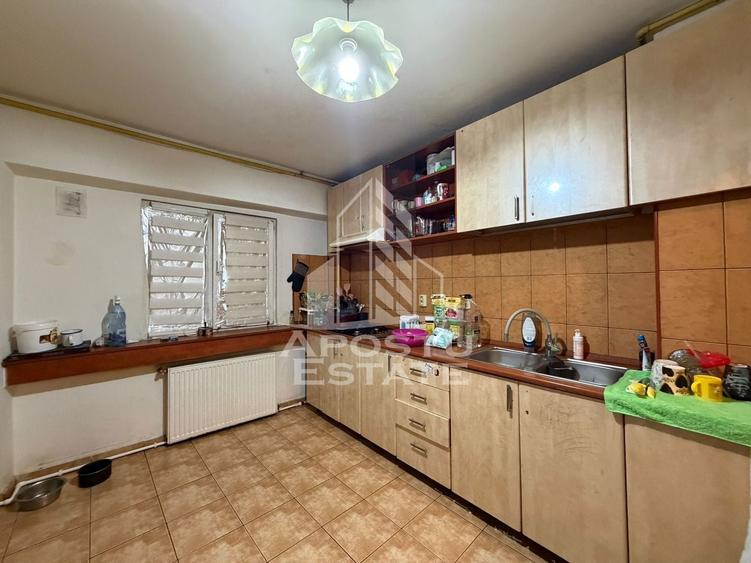Apartament cu 4 camere decomandat, mobilat în Girocului