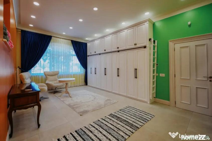 Casă cu 8 camere cu Teren 11880 Mp în Horodnic