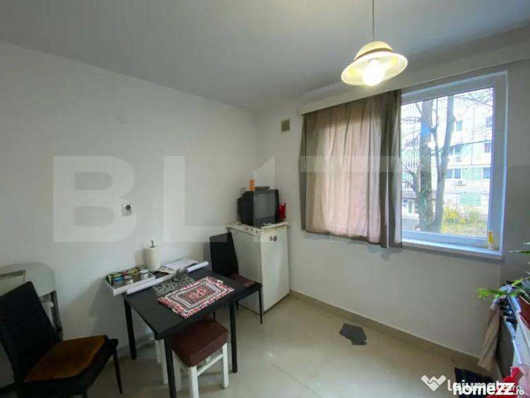 Apartament cu 3 camere semidecomandat, mobilat în Calea București