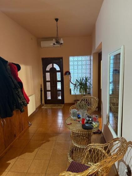 Casă individuală cu 6 camere cu Canalizare în Malu Mare