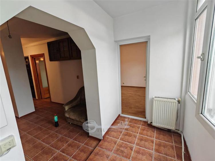 Apartament cu 3 camere decomandat în Nicolina