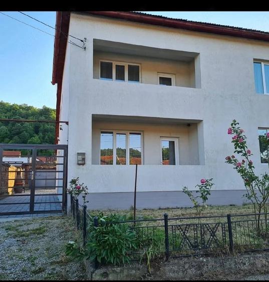 Casă cu Teren 500 Mp în Eșelnița