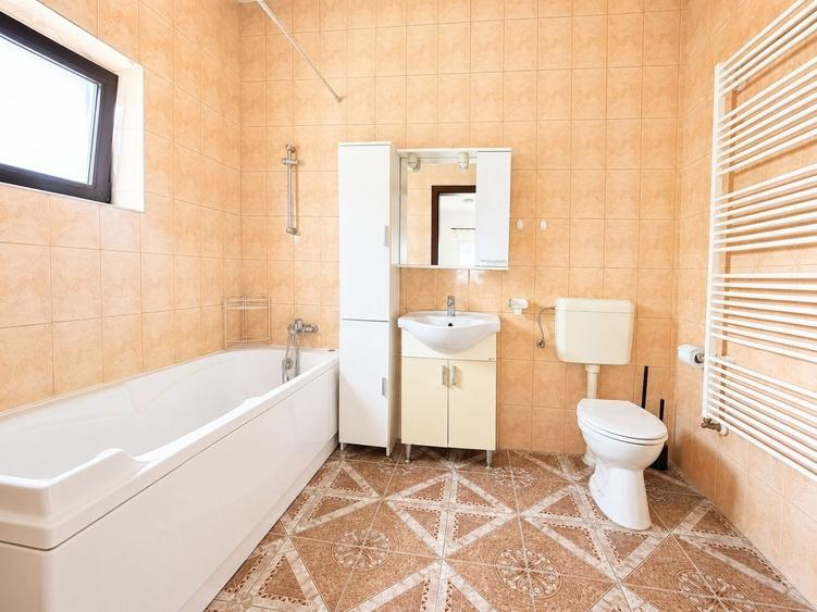 Casă individuală cu 3 camere cu Canalizare în Pârneava
