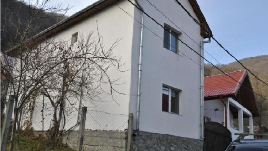 Casă individuală cu 6 camere cu Teren 4835 Mp în Robești