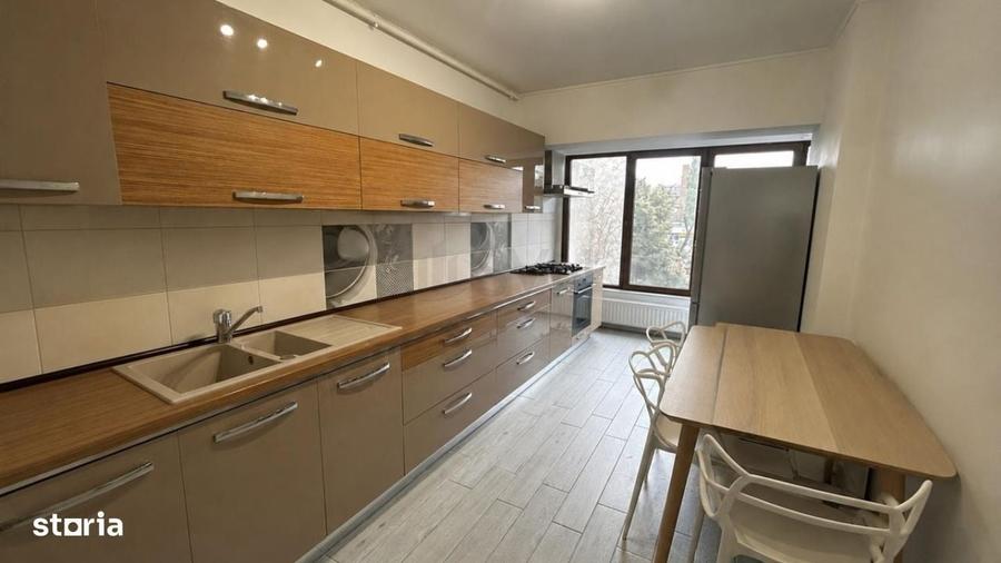 Apartament cu 3 camere decomandat în Jiului