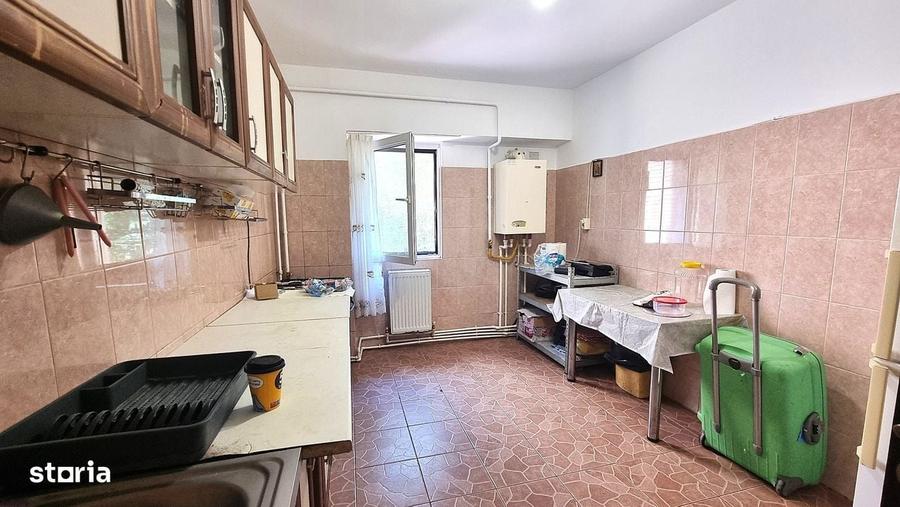 Apartament cu 3 camere decomandat în Nicolina
