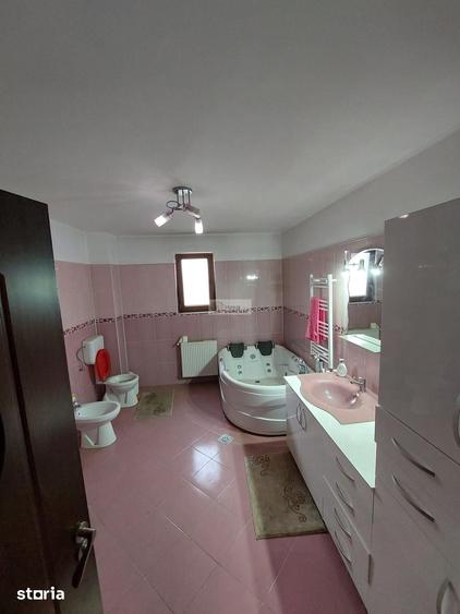 Casă cu 8 camere cu Teren 1000 Mp în Garoafa