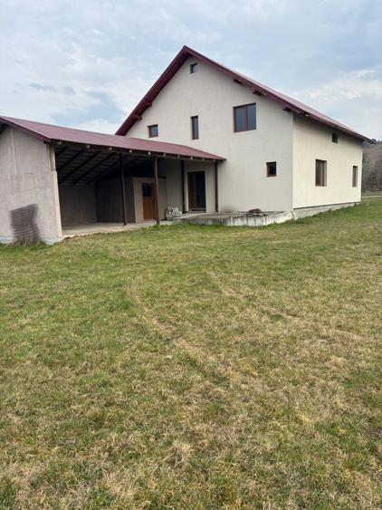 Casă cu 4 camere în Crăciunești