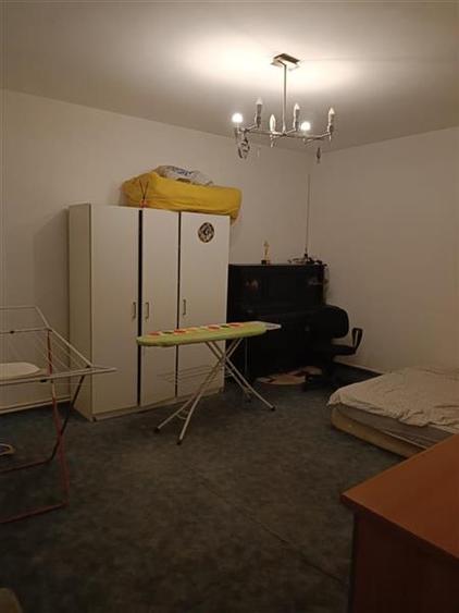 Casă individuală cu 8 camere cu Canalizare în Chitila