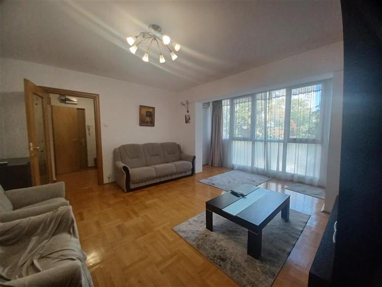 Apartament cu 3 camere nedecomandat, mobilat în Tineretului