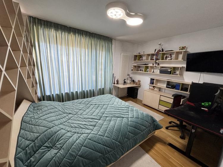 Casă individuală cu 8 camere cu Piscina în Colentina