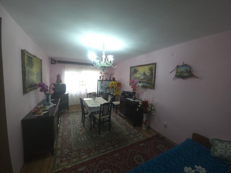 Apartament cu 3 camere decomandat în Victoriei