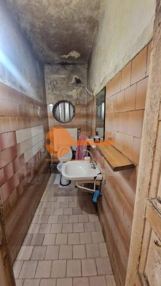 Casă individuală cu 6 camere cu Canalizare în Crângași