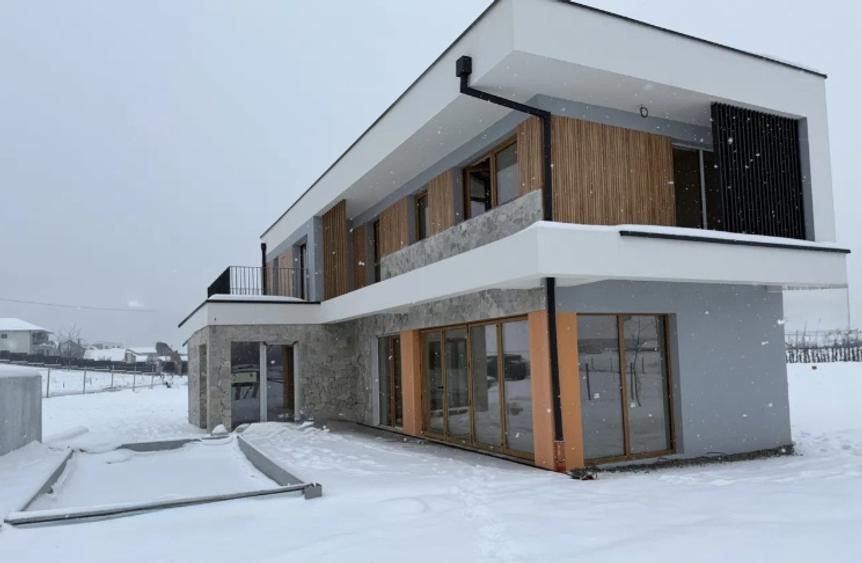 Casă individuală cu 4 camere cu Piscina în Sânnicoară