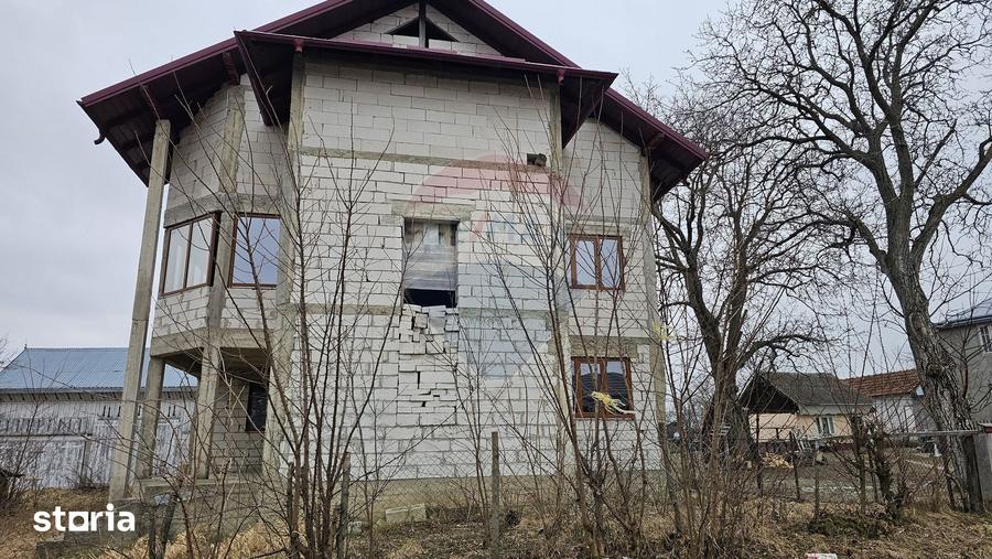 Casă cu Teren 2869 Mp în Siminicea