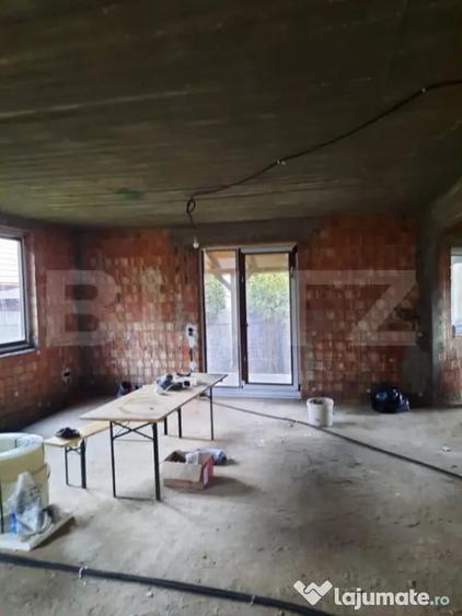 Casă cu 5 camere cu Teren 500 Mp în Păulești