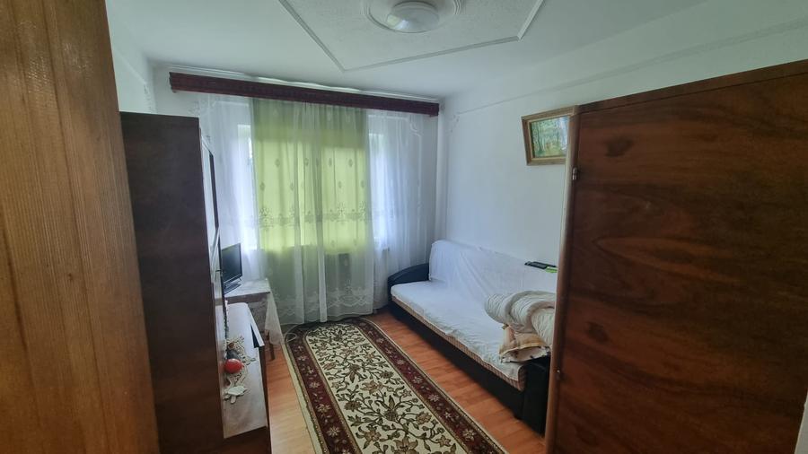 Apartament cu 3 camere decomandat în Nicolina