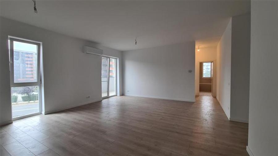 Apartament cu 3 camere nedecomandat în Aradului