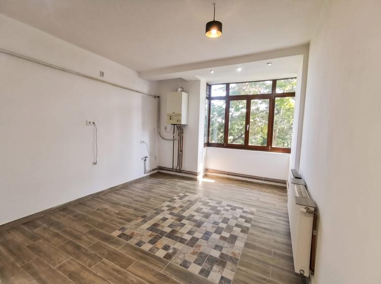 Apartament cu 5 camere decomandat în Soarelui