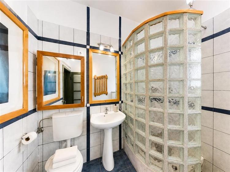 Casă individuală cu 4 camere cu Teren 200 Mp în Semicentral