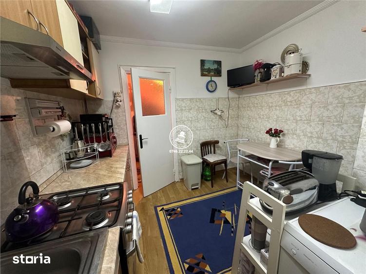 Apartament cu 3 camere semidecomandat, mobilat în Podul de Piatră