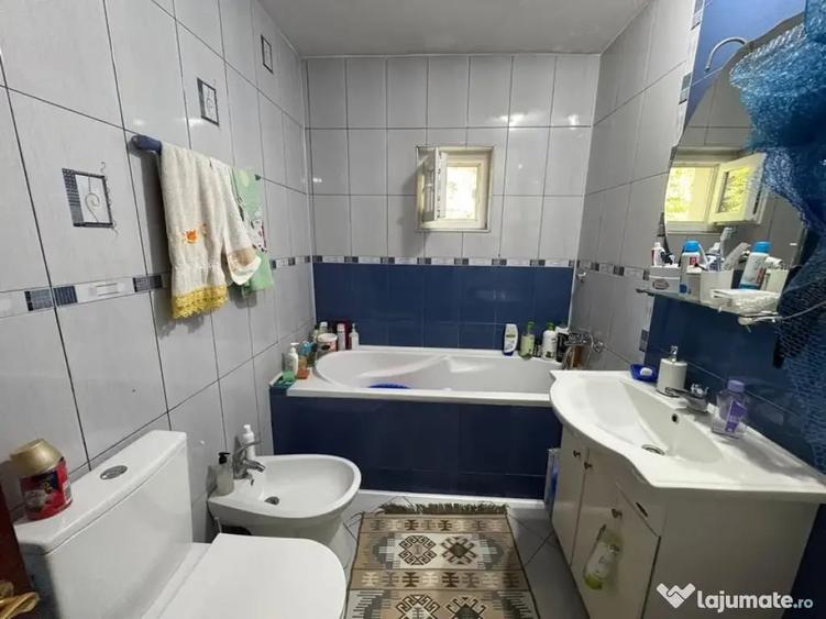 Apartament cu 3 camere decomandat în Vitan