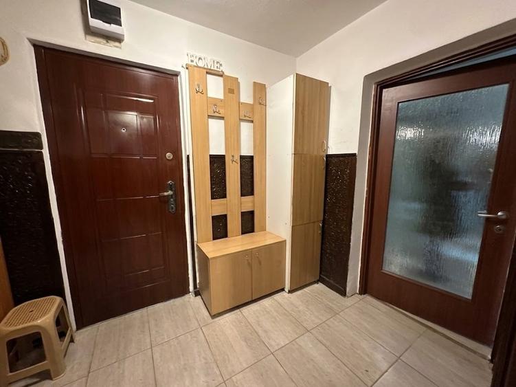 Apartament cu 3 camere semidecomandat în Uzina 2