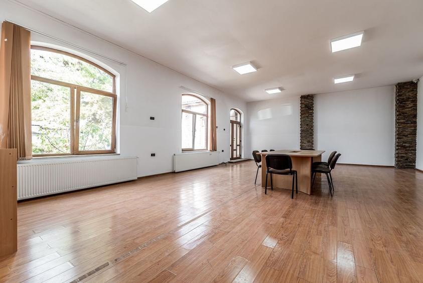 Apartament cu 2 camere semidecomandat, mobilat în Central