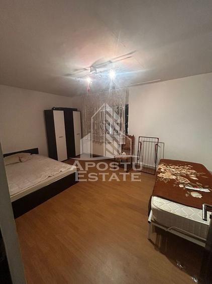 Apartament cu 4 camere decomandat în Aradului