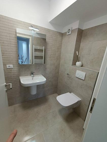 Apartament cu 3 camere decomandat în Tractorul