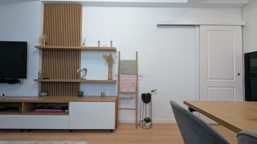 Apartament cu 3 camere semidecomandat, mobilat în Est