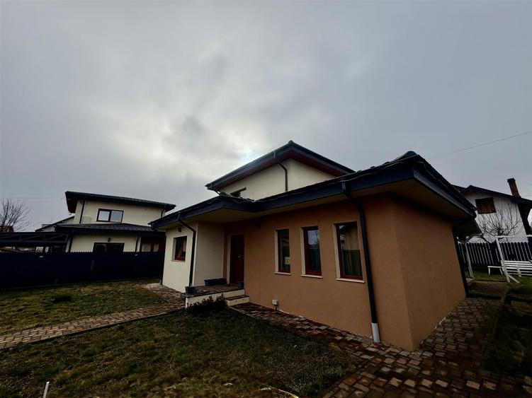 Casă cu 4 camere decomandat cu Teren 425 Mp în Miroslava